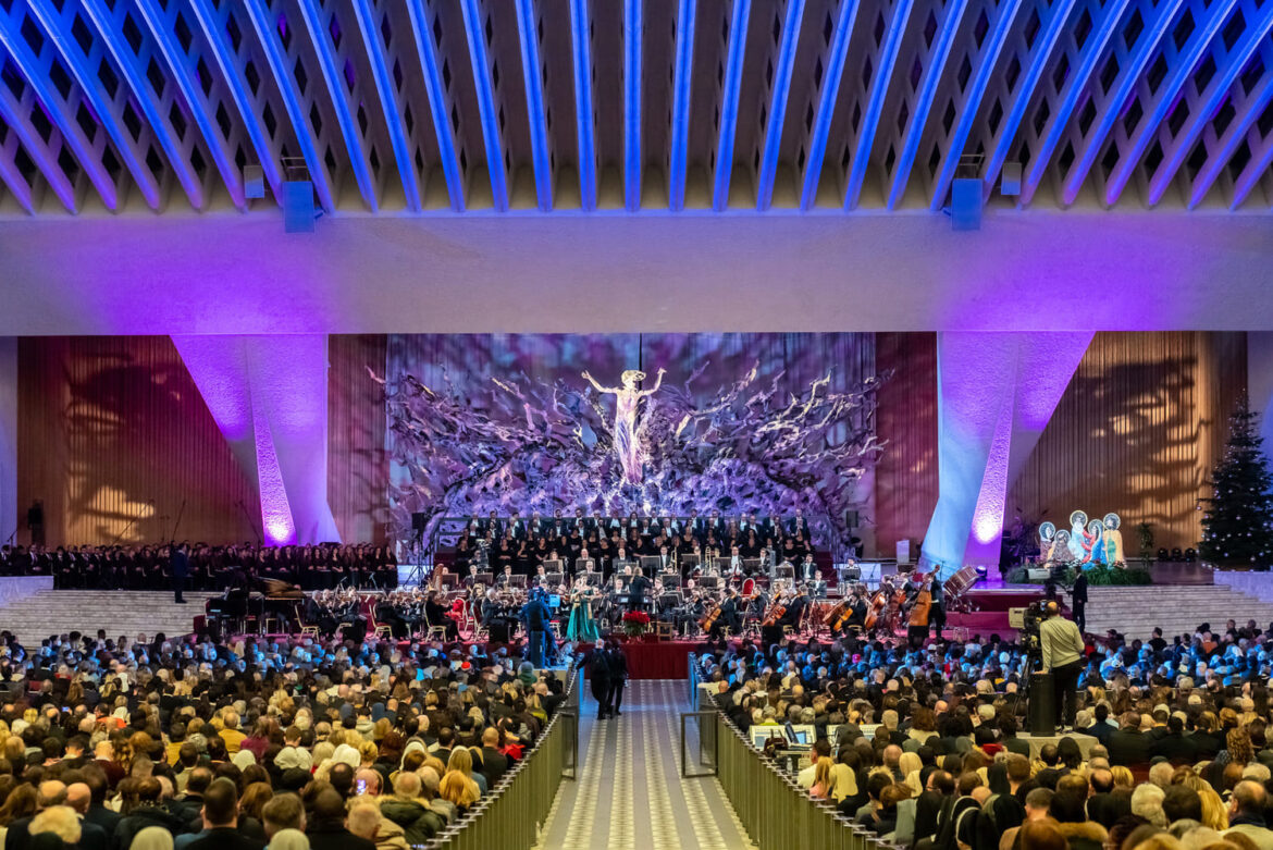 Concerto Con i Poveri: Zimmer e Frisina in Vaticano con 8.000 persone, tra cui 3.000 fratelli indigenti di tutte le lingue e religioni 2 Concerto per i poveri 3 Credit Nova Opera