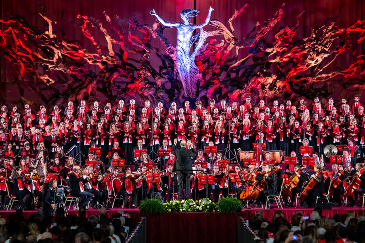 Concerto Con i Poveri: Zimmer e Frisina in Vaticano con 8.000 persone, tra cui 3.000 fratelli indigenti di tutte le lingue e religioni 5 Coro Diocesi di Roma Credit Nova Opera