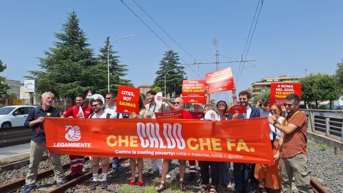 Legambiente durante la presentazione della campagna "Che caldo che fa" a Roma con partecipanti e striscione dedicato al caldo urbano.