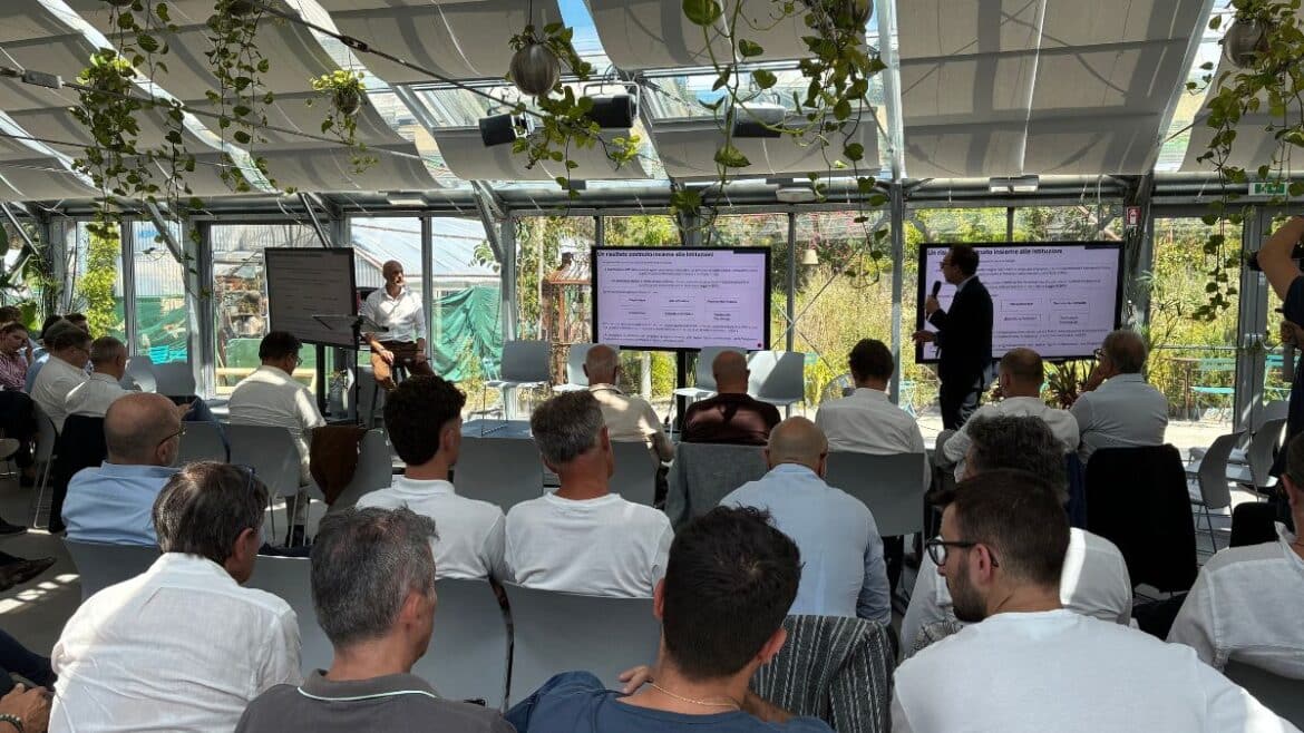 Presentazione di Professionisti Legno durante gli Stati Generali Foresta-Legno a Bologna, evento dedicato alla nuova Associazione professionale della filiera del legno.